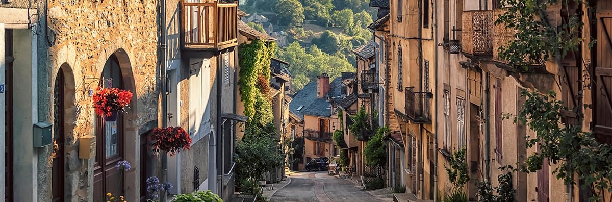 Alte Steinhäuser in Gasse