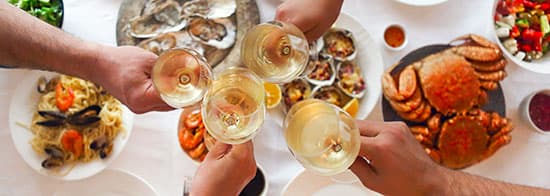 Weißweingläser über gedeckten Tisch