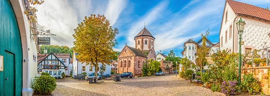 Bild aus der Pfalz mit kleiner Kirche und Fachwerkhäusern