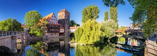 Fluss und Fachwerkhäusern in Franken