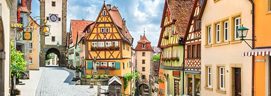 Kleiner Marktplatz mit bunten Häusern