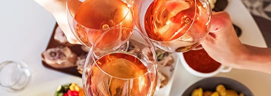 Drei Roséweingläser auf Tisch