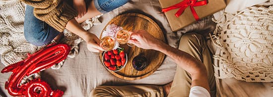 Paar mit Geschenkvrpackung und Wein