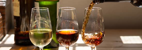 Drei verschiedene Sherry in Gläsern auf Tisch