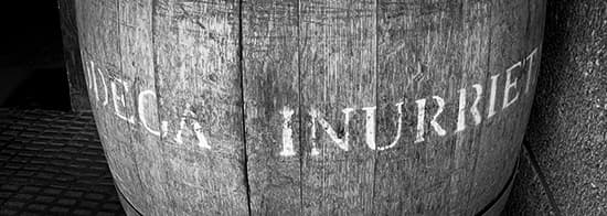 Weinfass mit Schriftzug „Bodegas Inurrieta“