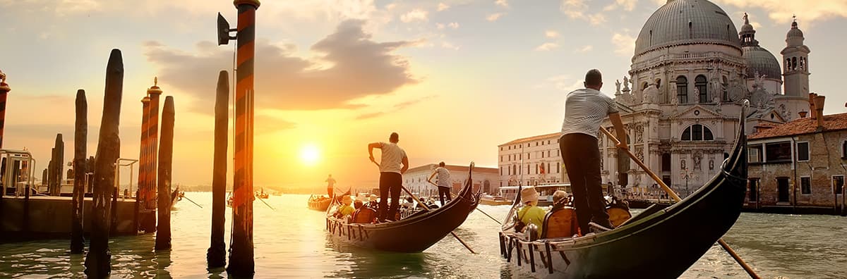 Bild von Italien mit Fluss und Menschen auf Booten