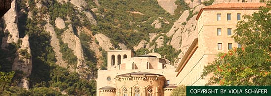 Steingebäude in Katalonien, im Hintergrund Berge