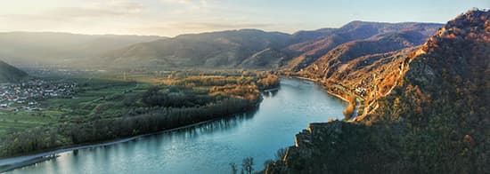 Niederösterreich Szenerie mit Fluss und Bergen