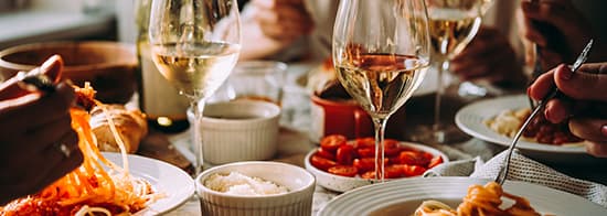 Pinot Grigio wird während des Essens genossen. Gedeckter Tisch mit Weingläsern und Spaghetti