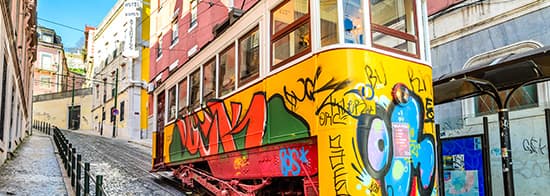Tram mit Graffiti