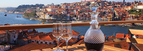 Foto von Portwein aufeinem Balkon mit Ausblick auf den Hafen