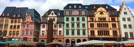 Bunte Häuserreihe in der Stadt Mainz