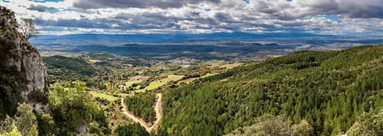 Landschaft in Rioja mit Bergen und Grünflächen