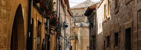 Kleine Gasse zwischen Steinhäusern in Rioja