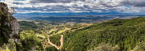 Rioja von oben, mit Felsen und Wäldern 