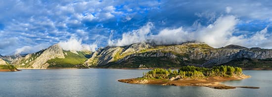 Insel vor Gebirge