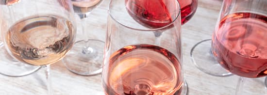 Gläser mit verschiedenen Arten Roséwein