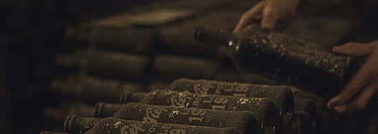 Alte Weinflaschen in dunklem Raum