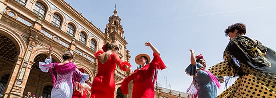 Tanzende Frauen in traditionellen Kleidern