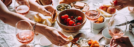 Essen und Roséweine auf Tisch