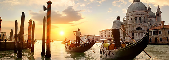 Szenerie in Italien mit Booten auf Fluss