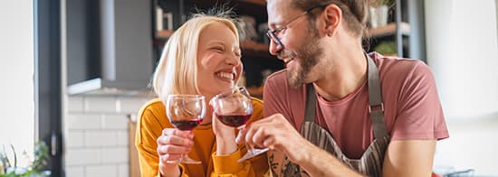 Mann und Frau stoßen mit Wein an
