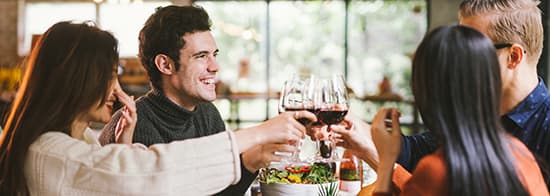 Freunden stoßen mit Tempranillo an