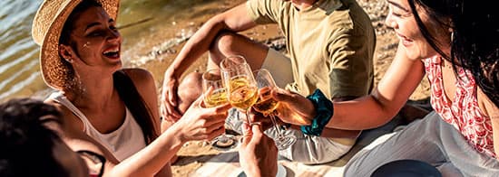 Menschen an Strand trinken Weißwein