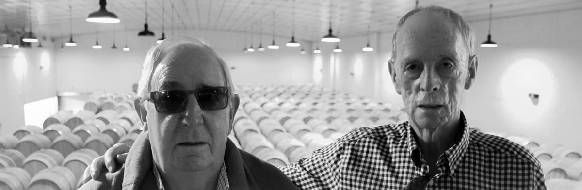 Zwei alte Männer in Weinkeller