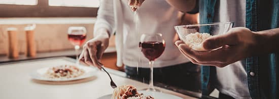 Essen und Rotwein auf Tisch