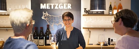 Frau präsentiert Weine