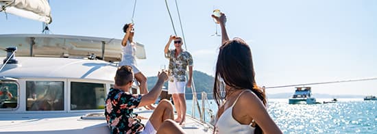 Freunde auf einem Boot stoßen mit Wein an