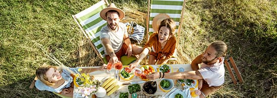 Menschen stoßen mit Weingläsern an