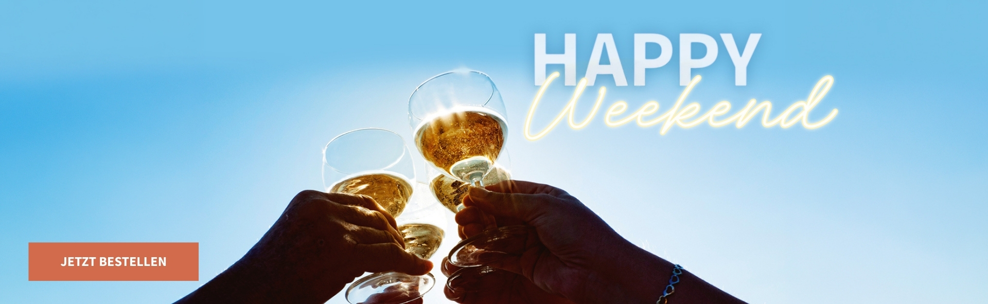 Meravino Weinaktion mit dem Slogan "Happy Weekend". Im Hintergrund blauer Himmel, davor mehrere Gläser Weißwein, mit denen angestoßen wird. Unten Button "Jetzt bestellen". | KI-generiert