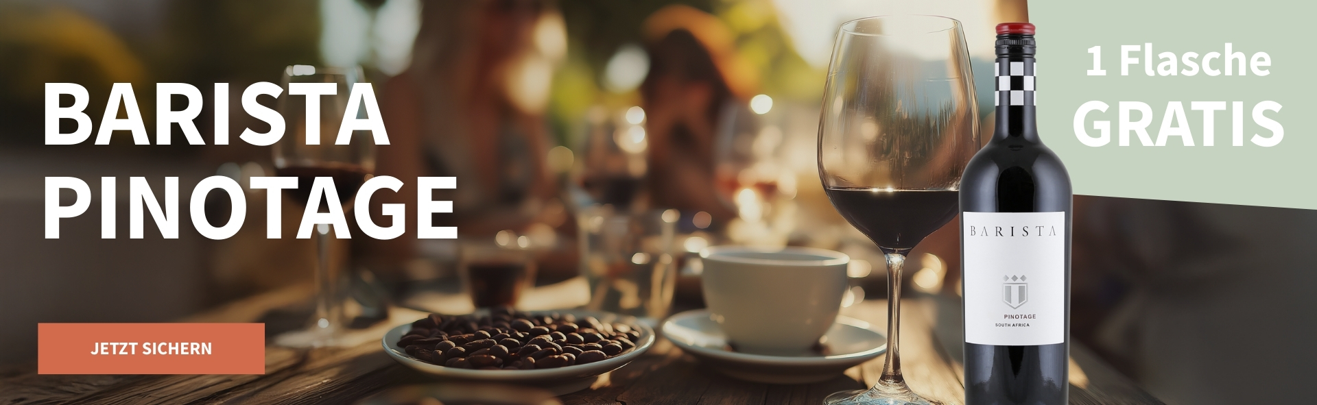 Meravino Weinaktion mit dem Slogan "Barista Pinotage". Im Hintergrund Kaffeebohnen, eine Tasse Kaffee und ein Glas Rotwein auf einem Tisch. Hinweis auf "1 Flasche gratis". Rechts eine Flasche Barista Pinotage.