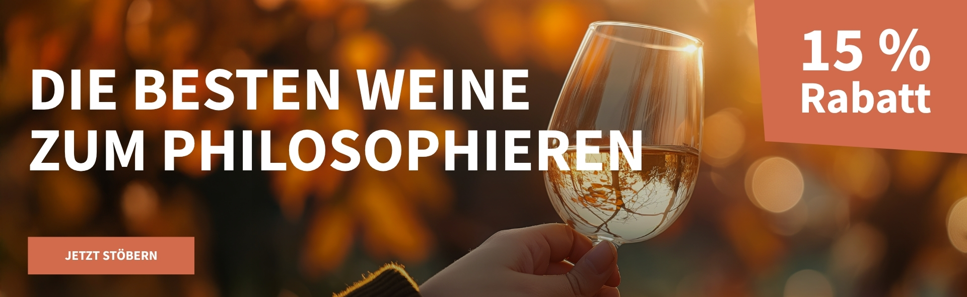 Meravino Weinaktion mit dem Slogan "Die besten Weine zum Philosophieren". Im Hintergrund verschwommen orange-rotfarbene Baumkronen, davor ein Glas Weißwein, in dem sich ein Baum spiegelt. Hinweis auf "15 % Rabatt". Unten Button "Jetzt stöbern".