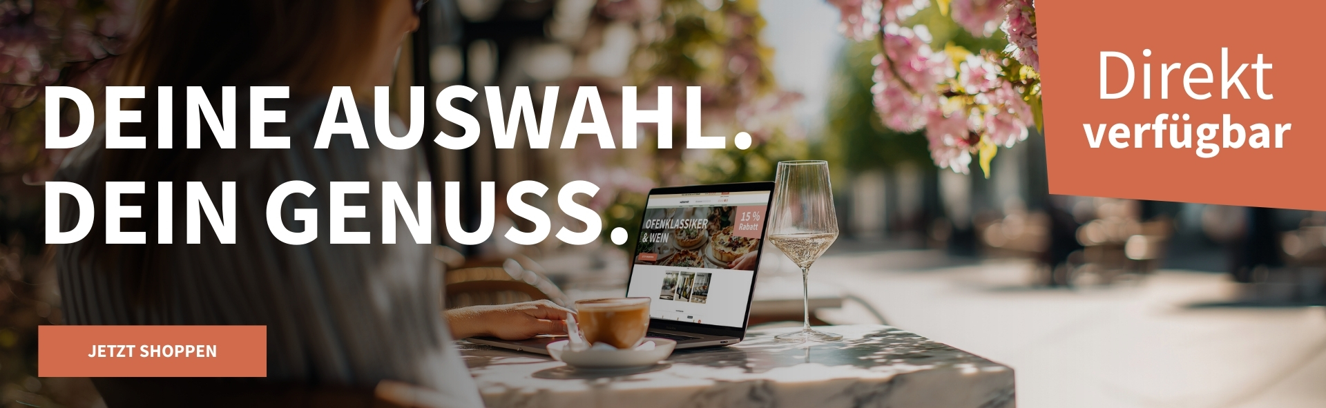 Meravino Weinaktion mit dem Slogan "Deine Auswahl. Dein Genuss". Im Hintergrund ein Laptop auf einem Tisch, daneben eine Tasse Kaffee und ein Glas Weißwein. Hinweis auf "direkt verfügbar". Unten Button "Jetzt shoppen".