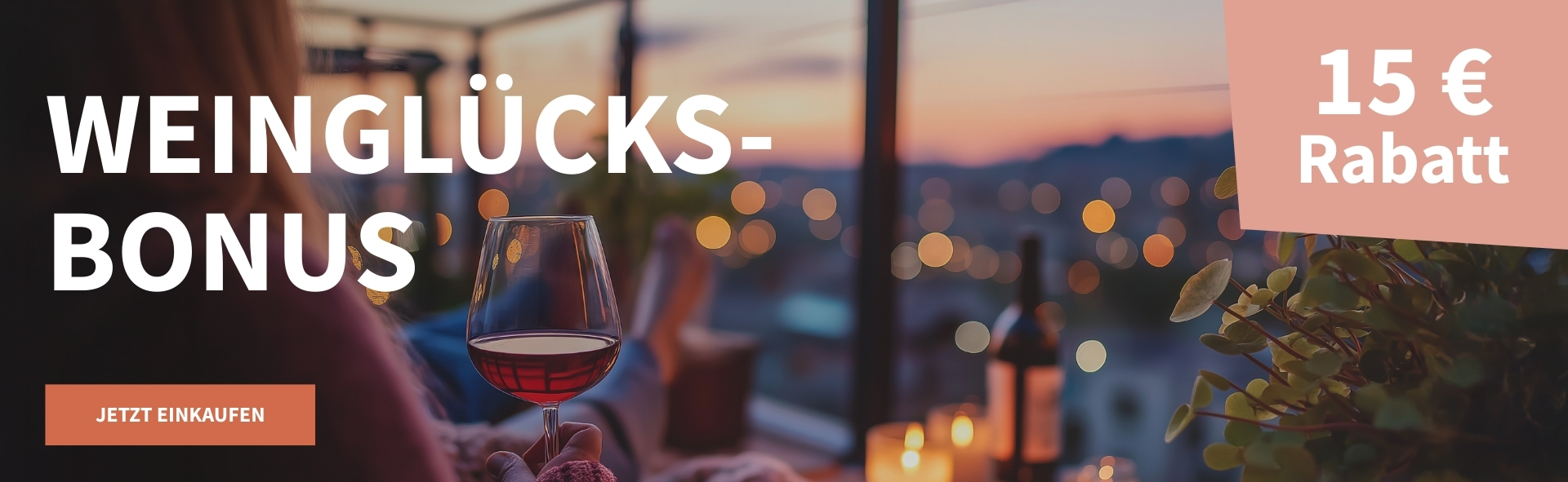 Meravino Weinaktion mit dem Slogan "Weinglückbonus". Im Hintergrund eine Frau, die in der Abenddämmerung mit einem Glas Rotwein in der Hand auf einer Dachterrasse sitzt. Hinweis auf "15 € Rabatt". Unten Button "Jetzt einkaufen".