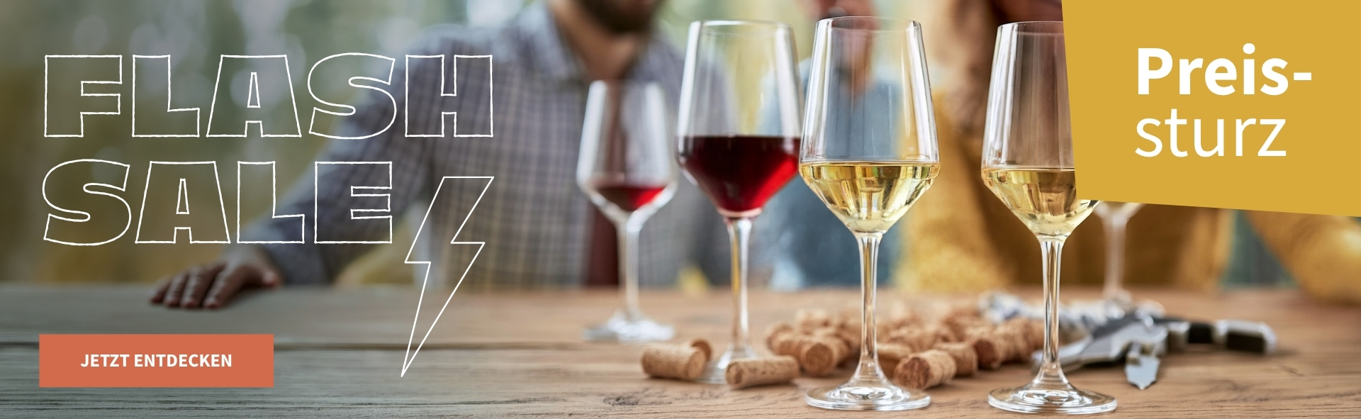 Meravino Weinaktion mit dem Slogan "Flash Sale". Im Hintergrund mehrere Gläser Wein und Korken auf einem Holztisch, an dem zwei Personen sitzen. Hinweis auf "Preissturz". Unten Button "Jetzt entdecken".
