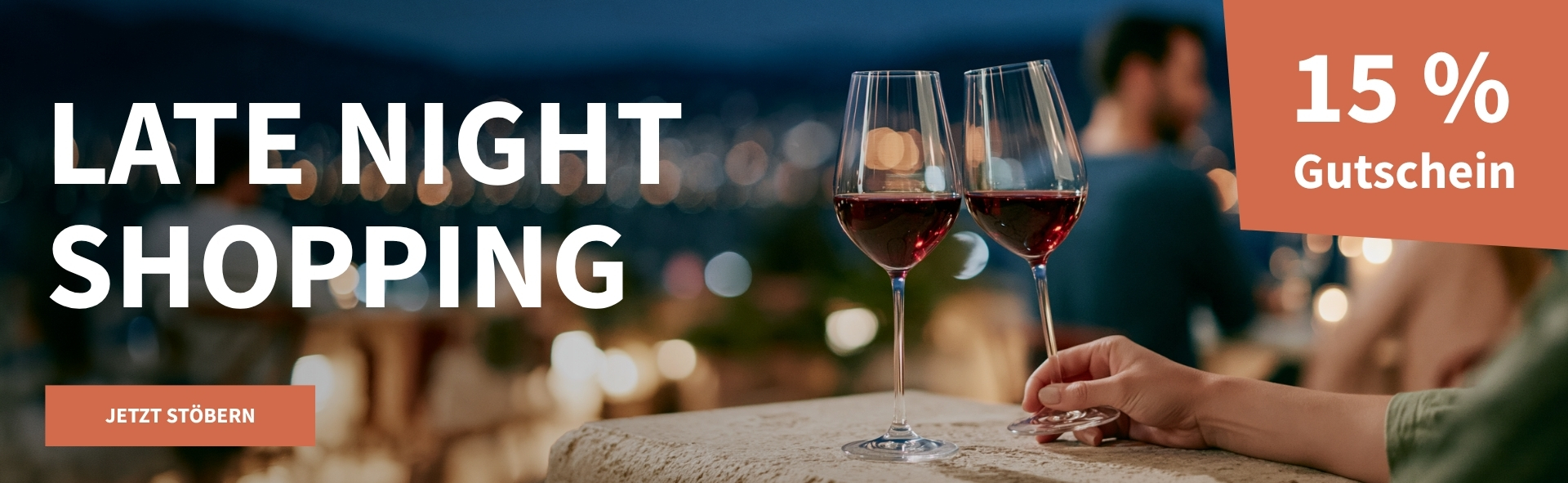 Meravino Weinaktion mit dem Slogan "Late Night Shopping". Im Hintergrund ein dunkler Abendhimmel mit Lichtreflexionen, davor zwei Gläser Rotwein auf einer hellen Mauer. Hinweis auf "15 % Gutschein". Unten Button "Jetzt stöbern".