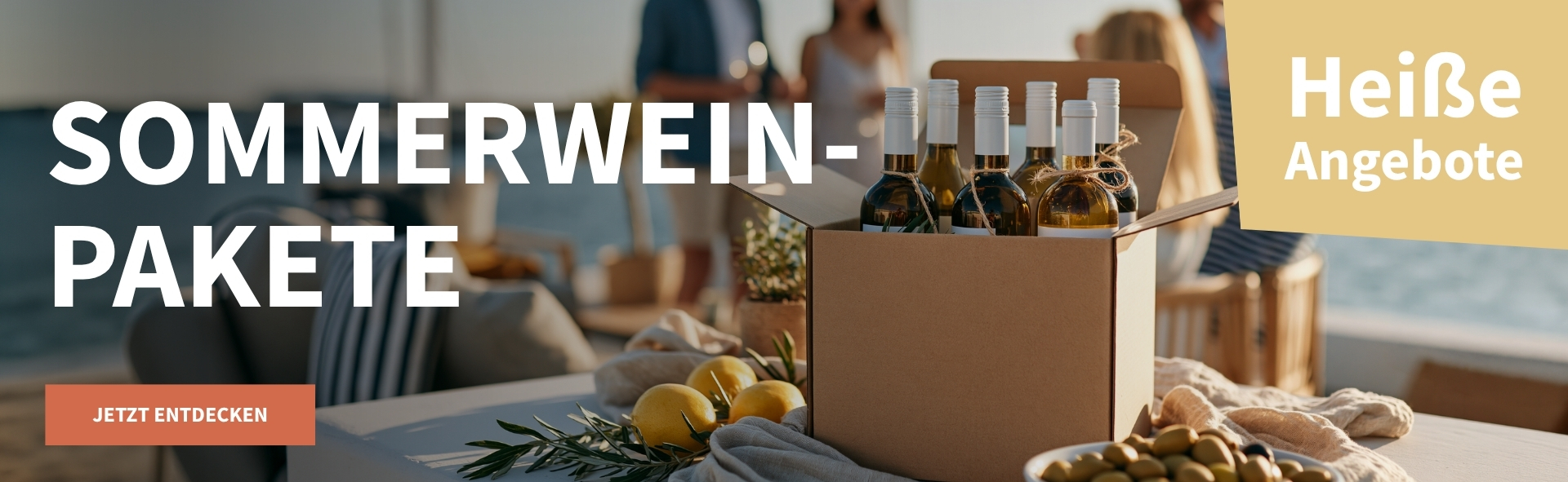 Meravino Weinaktion mit dem Slogan "Sommerwein-Pakete". Im Hintergrund Menschen auf einer Yacht und Blick aufs Meer, davor ein Weinpaket, Zitronen und Oliven auf einem Tisch. Hinweis auf "Heiße Angebote". Unten Button "Jetzt entdecken".