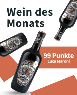 Meravino Weinaktion mit dem Slogan "Wein des Monats". Weiß-orange gemusterter Hintergrund, darauf drei Flaschen vom Wein des Monats Lupo Meraviglia Tre di Tre 2024. Hinweis auf "99 Punkte Luca Maroni". | KI-generiert