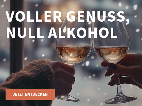 Meravino Weinaktion mit zwei Weißweingläsern in winterlicher Stimmung, Text: "Voller Genuss, Null Alkohol" und Button "Jetzt entdecken".