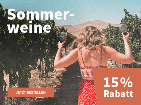 Meravino Weinaktion mit dem Slogan "Sommerweine". Im Hintergrund Berge und Weinreben vor blauem Himmel, davor mittig eine Frau, die in jeder Hand ein Rotweinglas hält und von hinten zu sehen ist. Hinweis auf "15 % Rabatt". Unten Button "jetzt bestellen".