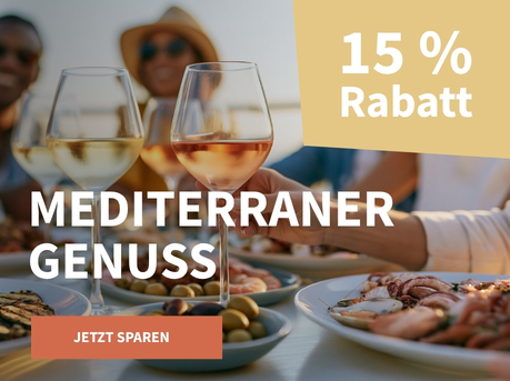Meravino Weinaktion mit dem Slogan "Mediterraner Genuss". Im Hintergrund Menschen, die an einem gedeckten Tisch sitzen, auf dem Antipasti und Weingläser stehen. Hinweis auf "15 % Rabatt". Unten Button "Jetzt sparen".